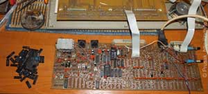 Поциент в процессе реанимационных действий. Все паленые микросхемы выкушены. Микросхемы, уже стоящие на плате - это новые впаянные микросхемы. Плата очень похожа на конструктор &Prime;собери компьютер Байт сам&Prime;