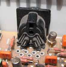 Транзисторы с позолоченными выводами мирно соседствуют с КТ315-ми