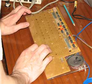 &laquo;Байтовская&raquo;&Prime; клавиатура, используемая совместно с компьютером &laquo;Pentagon-1024&raquo; на Hacker&prime;s Top 2009 (необходимость в клавиатуре возникла в самый последний момент, пришлось импровизировать, поэтому клавиатура без клавиш, названия клавиш подписаны на плёнке маркером)