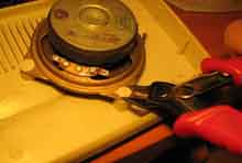 Кусачками откусываем наплывы пластмассы на стойках, на которых крепится динамик