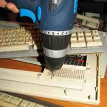 Сверлим тонким сверлом отверстия по центру каждой стойки