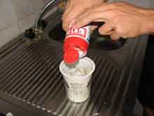 Засыпаем емкость с клавишами чистящим средством