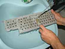 Отмываем пластмассовое основание клавиатуры