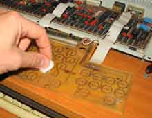 Протираем контактные площадки спиртом