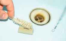 Моем клавиши клавиатуры со щёткой