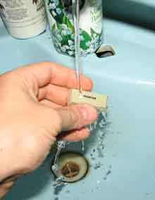 Моем клавиши клавиатуры под струёй воды