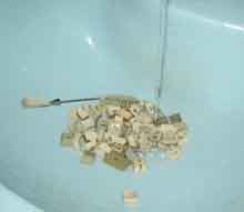 Моем клавиши клавиатуры под струёй воды