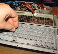 Вставляем толкатели в основание