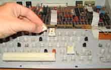 Устанавливаем обратно кнопки на толкатели