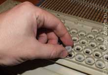 Вставляем толкатели в рамку