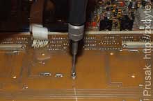 Откручиваем саморезы, на которых крепится плата клавиатуры и снимаем плату