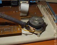 Припаяем провода к динамику