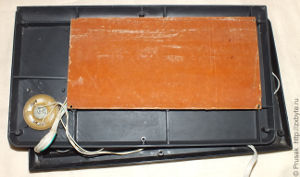 Клавиатура отделена от платы листом фольгированного гетинакса для устранения наводок от платы