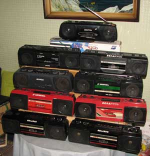 Коллекция магнитофонов и магнитол &Prime;Беларусь&Prime; (все аппараты на фотографии разные, одинаковых тут нет)