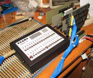 Компьютер в процессе наладки с подключенным отладочным модулем