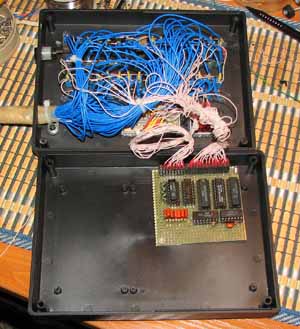 Пульт отладочного модуля. От описанного в журнале &Prime;Радио&Prime; отладочного модуля отличается наличием 16-ричной индикации шины адреса и данных