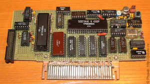 Процессорный модуль. Для экономии места на нём же расположен модуль клавиатуры и модуль сопряжения для работы с магнитофоном)