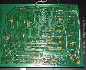 Толстым проводом МГТФ продублированы цепи питания от DD12 (К561ИЕ10) к DD9 (КР1533ИЕ5)