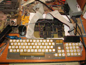 Самодельный ЮТ-88 на макетке в процессе отладки